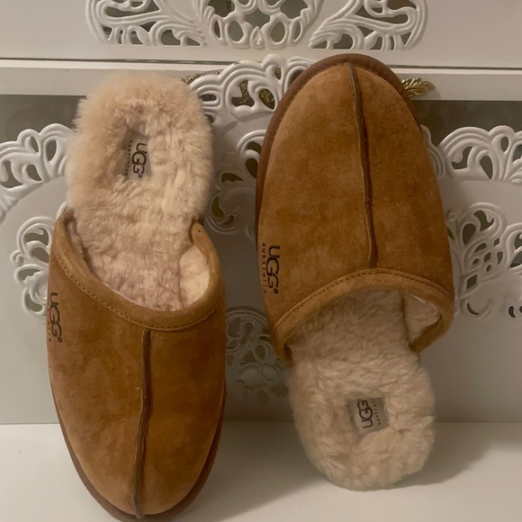 Ugg’s gorgeous means slippers with fur inside in very good condition and clean. - Picture 3 of 12
